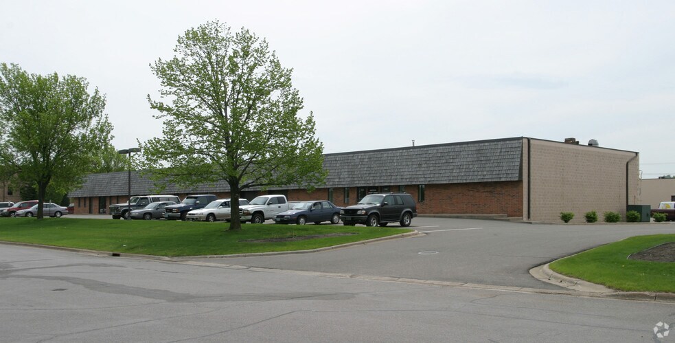 7251-7281 Commerce Cir E, Fridley, MN à louer - Photo du bâtiment - Image 1 de 4