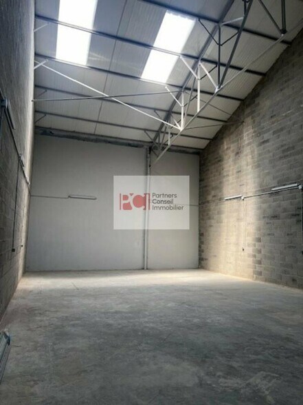 Flex in Nîmes for lease - Building Photo - Image 2 of 3