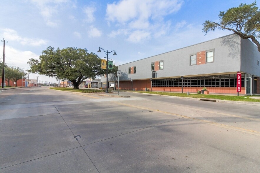 612 W Texas Ave, Baytown, TX à vendre - Photo du bâtiment - Image 2 de 12