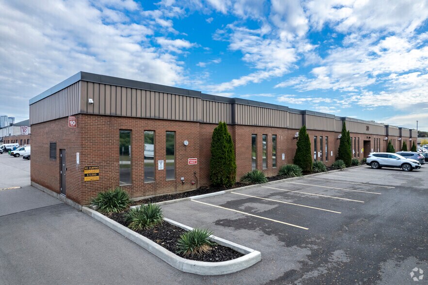 30 Titan Rd, Toronto, ON à vendre - Photo du bâtiment - Image 2 de 3