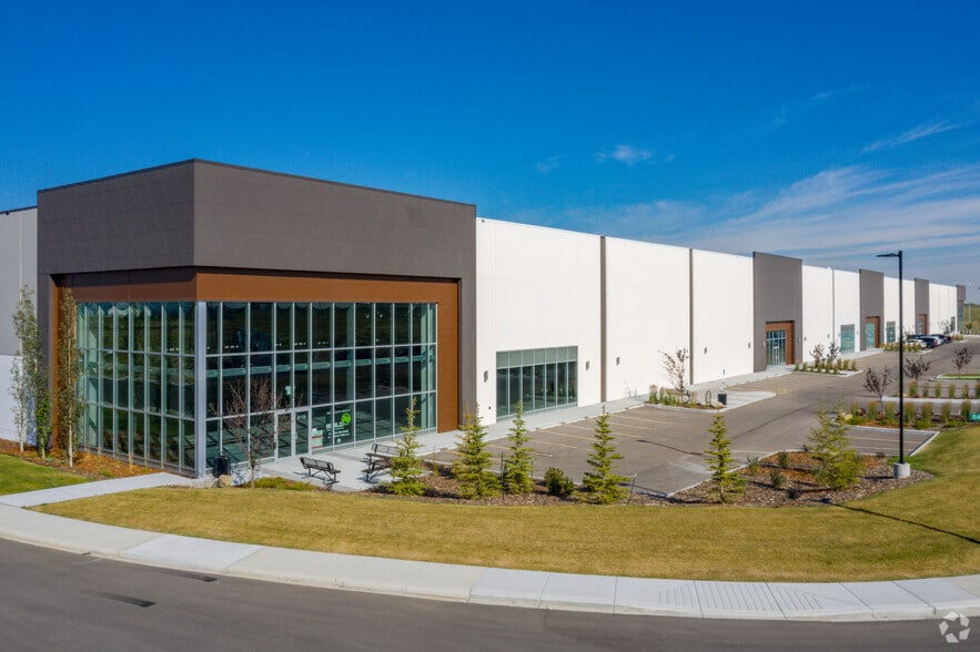 8655 38 St NE, Calgary, AB à louer - Photo du bâtiment - Image 2 de 3