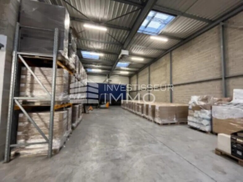 Flex in Émerainville for lease - Interior Photo - Image 3 of 3