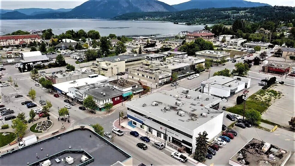 310 Hudson Ave NE, Salmon Arm, BC à vendre - Photo du bâtiment - Image 3 de 3