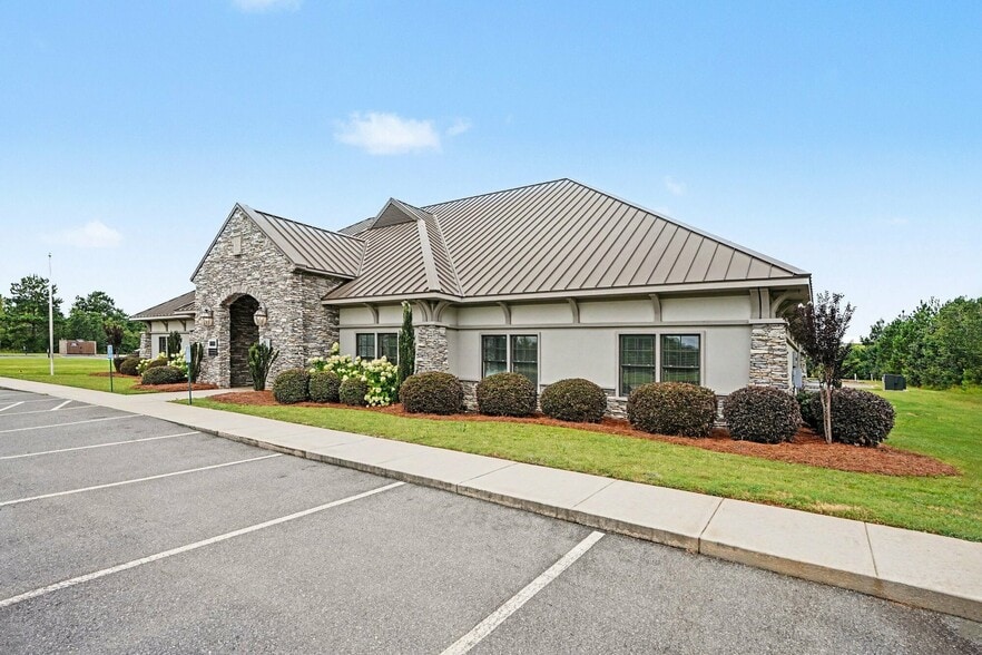 Partially Leased Offices & Pad Site portfolio of 2 properties for sale on LoopNet.ca - Building Photo - Image 3 of 36