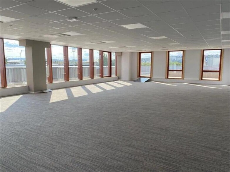 Flex in Lyon for lease - Building Photo - Image 2 of 20