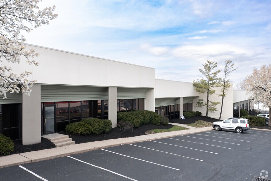 294 W Crescentville Rd, Cincinnati, OH à louer - Photo du bâtiment - Image 3 de 6