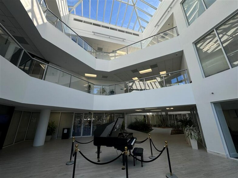 580 Village Blvd, West Palm Beach, FL à louer - Photo du bâtiment - Image 3 de 22