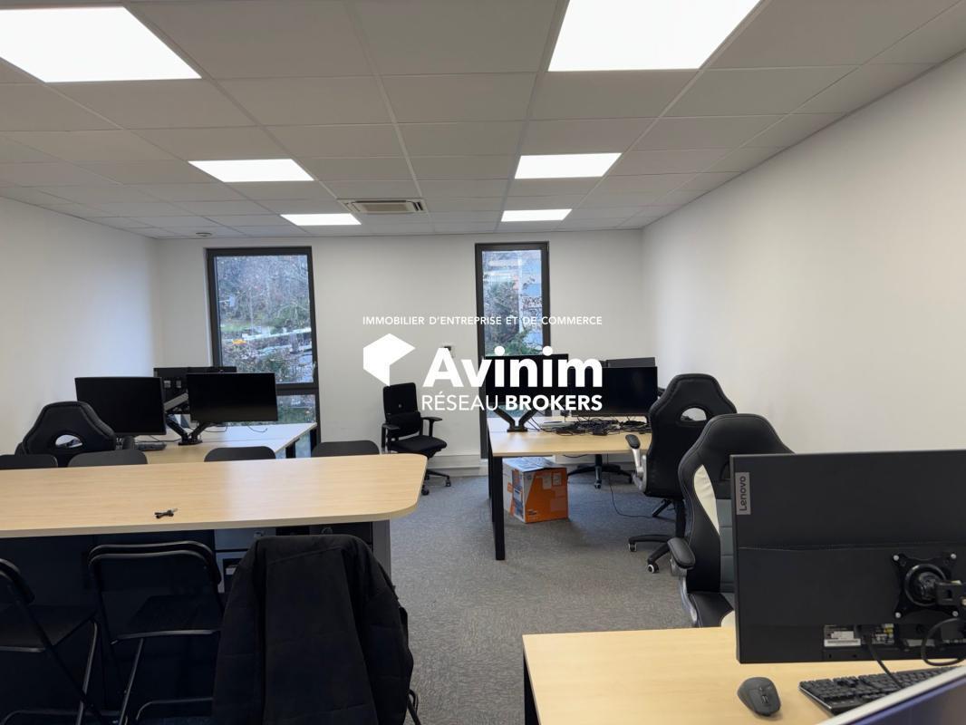 Office in OULLINS-PIERRE-BÉNITE for lease Interior Photo- Image 1 of 7