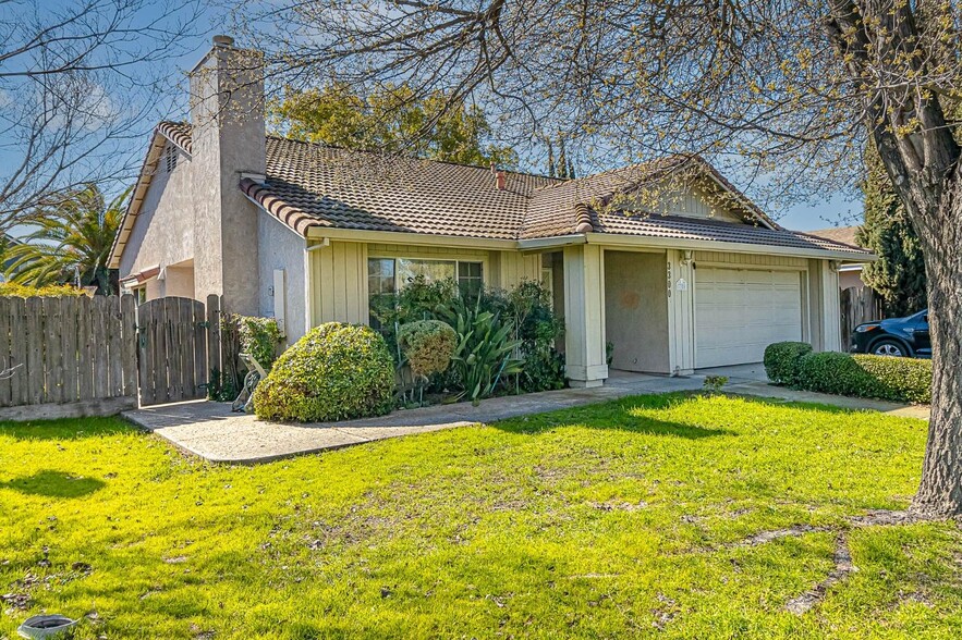 3300 Dry Creek Dr, Modesto, CA à vendre - Photo principale - Image 1 de 1