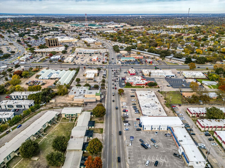 929-941 Lake Air Dr, Waco, TX for lease - Building Photo - Image 3 of 7