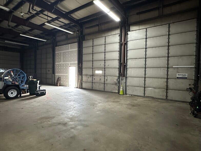 1635 Page Blvd, Springfield, MA à louer - Photo du bâtiment - Image 3 de 8