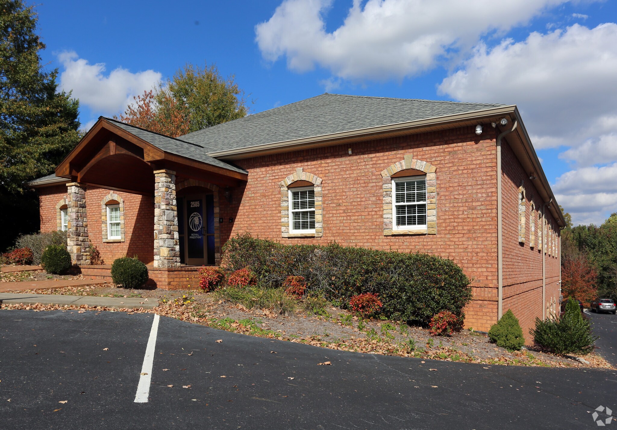 2581 W Clemmonsville Rd, Winston-Salem, NC à louer Photo principale- Image 1 de 5
