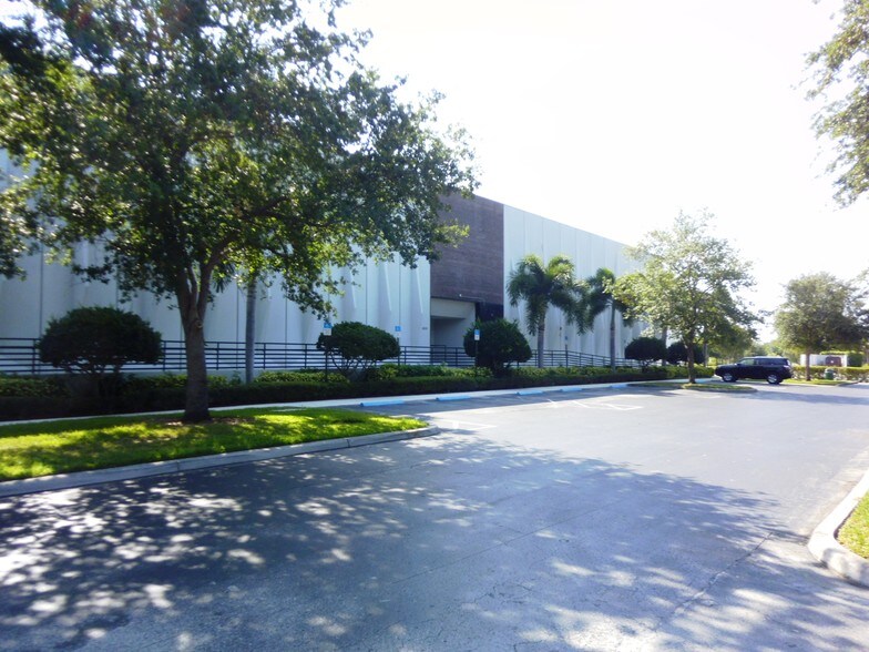 4660 Communication Ave, Boca Raton, FL for lease - Primary Photo - Image 1 of 3