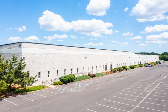 Plus de détails pour 45 Runway Rd, Levittown, PA - Industriel à louer