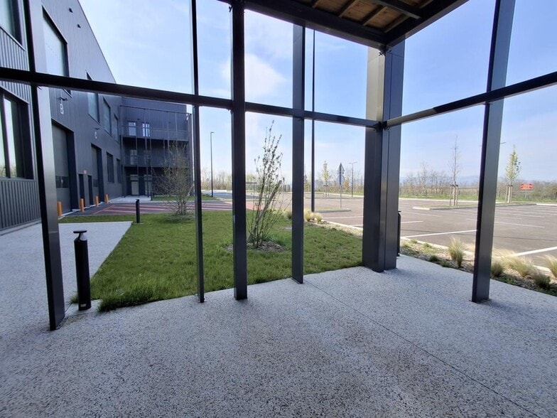 Industrial in Mionnay for lease - Lobby - Image 3 of 7