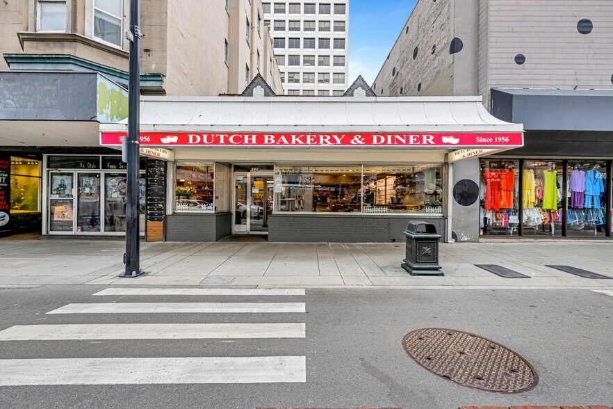 716 Fort St, Victoria, BC à vendre - Photo du bâtiment - Image 2 de 8