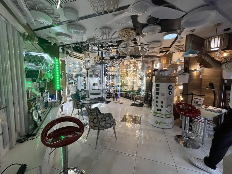 Retail in Lyon for lease - Interior Photo - Image 1 of 11