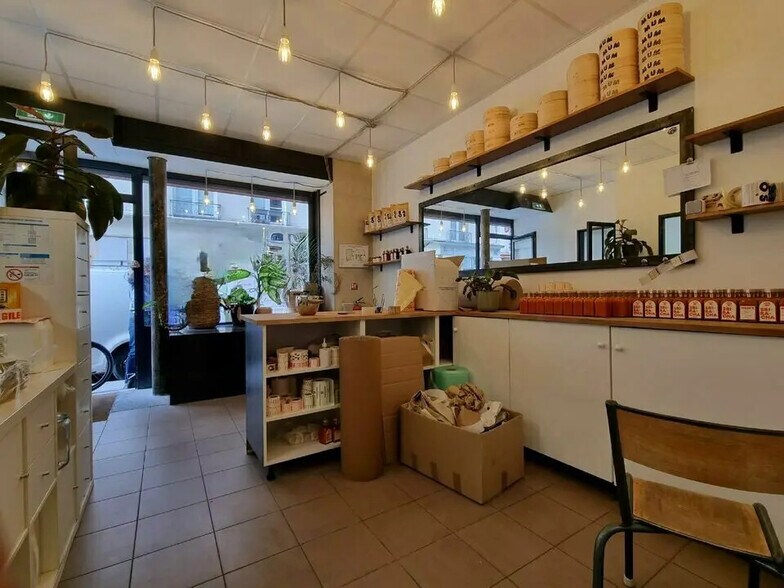 Retail in Paris for sale - Interior Photo - Image 1 of 2