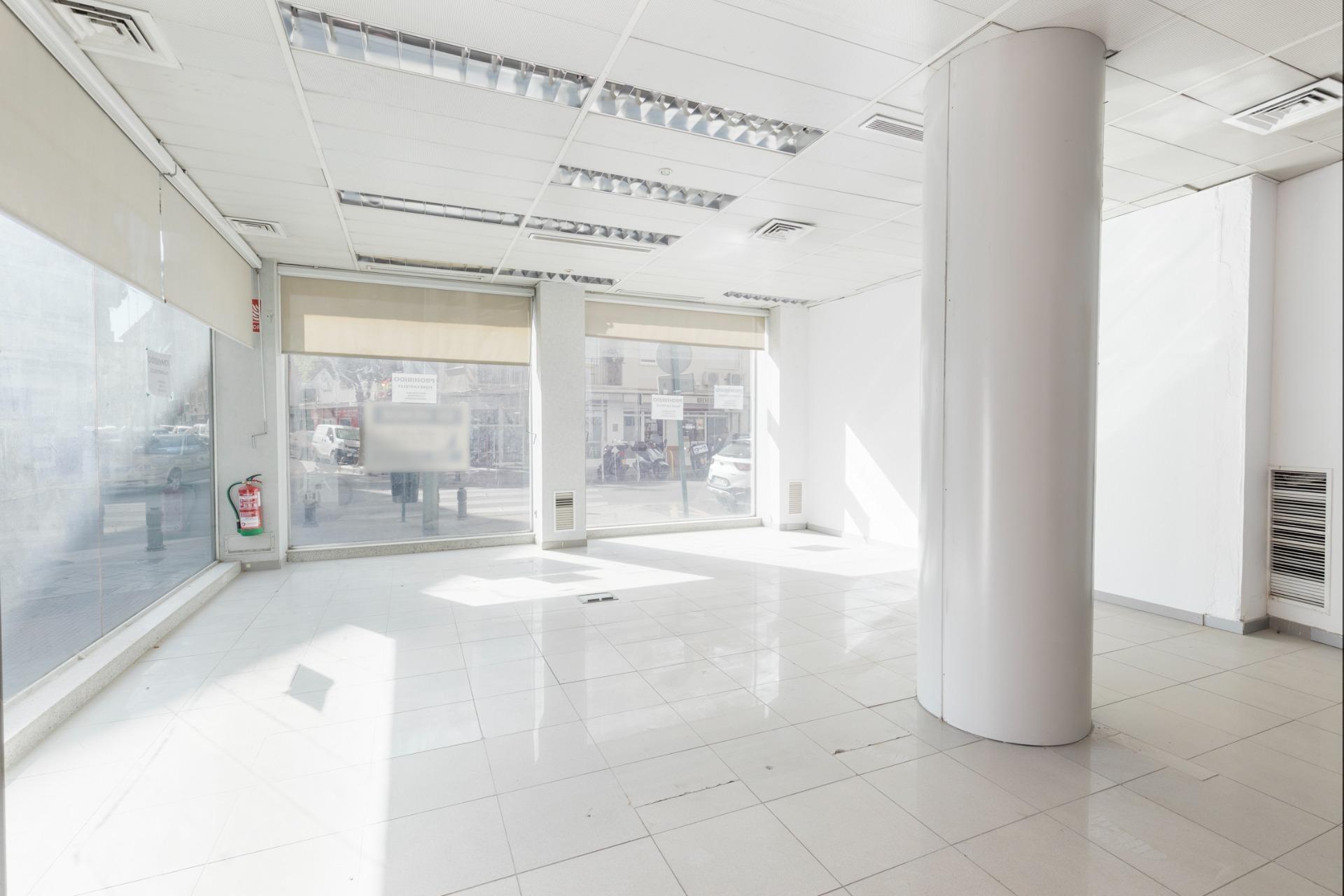 Retail in Granada for sale Interior Photo- Image 1 of 26