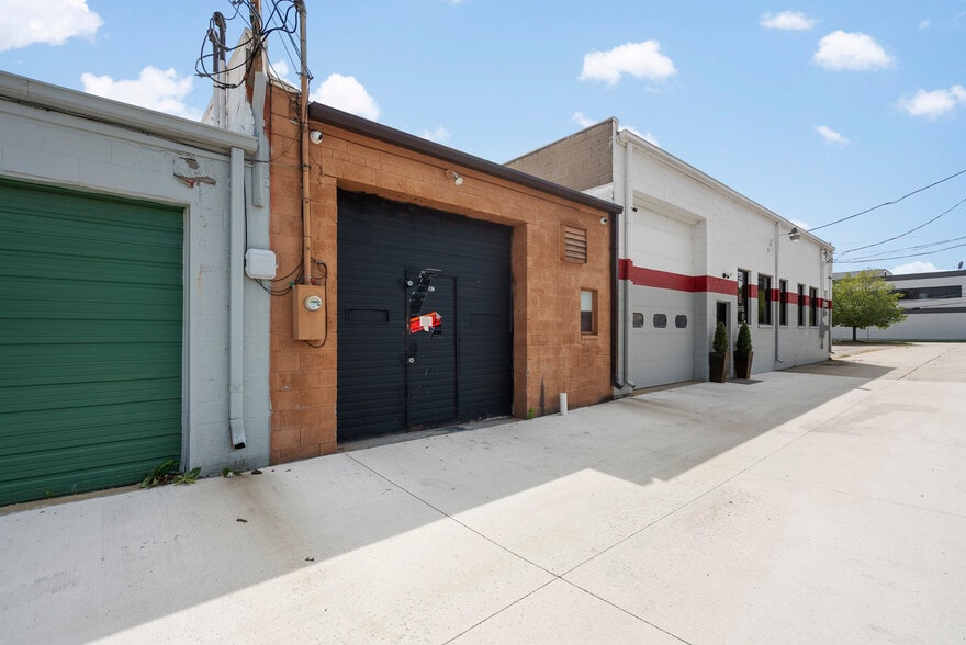 1006 W 14 Mile Rd, Clawson, MI à louer - Photo du bâtiment - Image 3 de 19