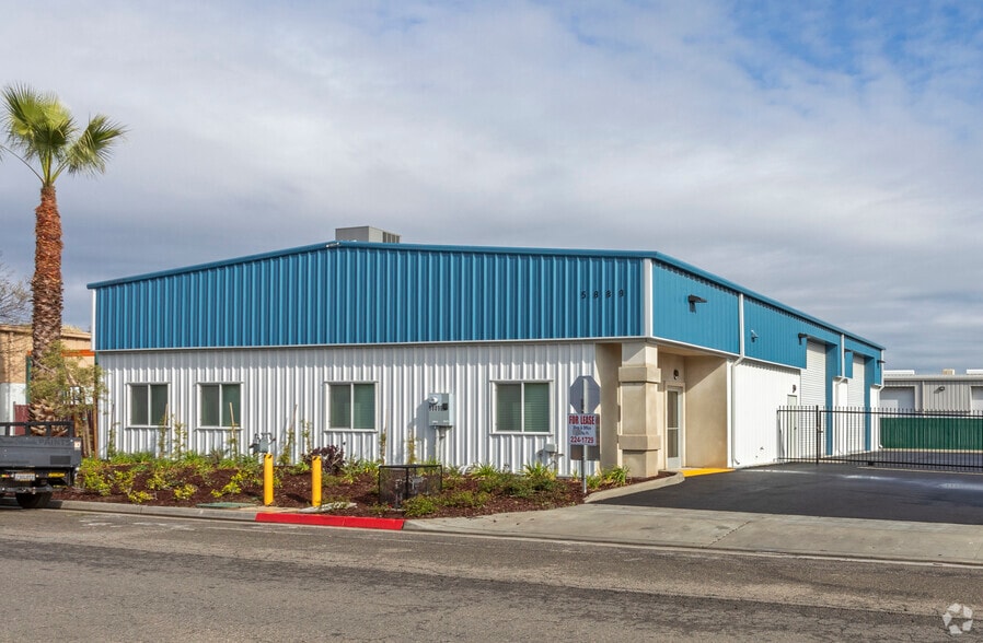 5889 E Clinton Ave, Fresno, CA for lease - Building Photo - Image 2 of 2