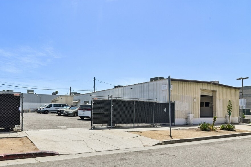 850-858 Lillian Way, Los Angeles, CA for lease - Building Photo - Image 1 of 8