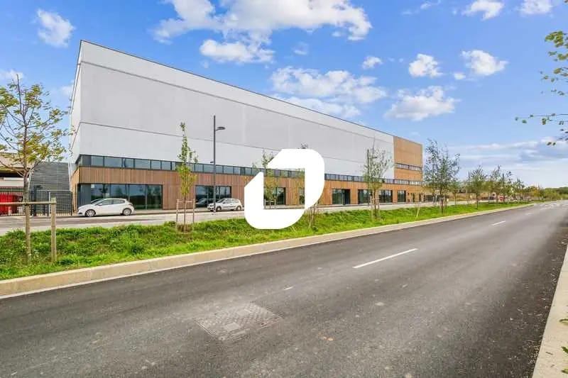 Retail in Tremblay-en-France for lease - Building Photo - Image 3 of 35