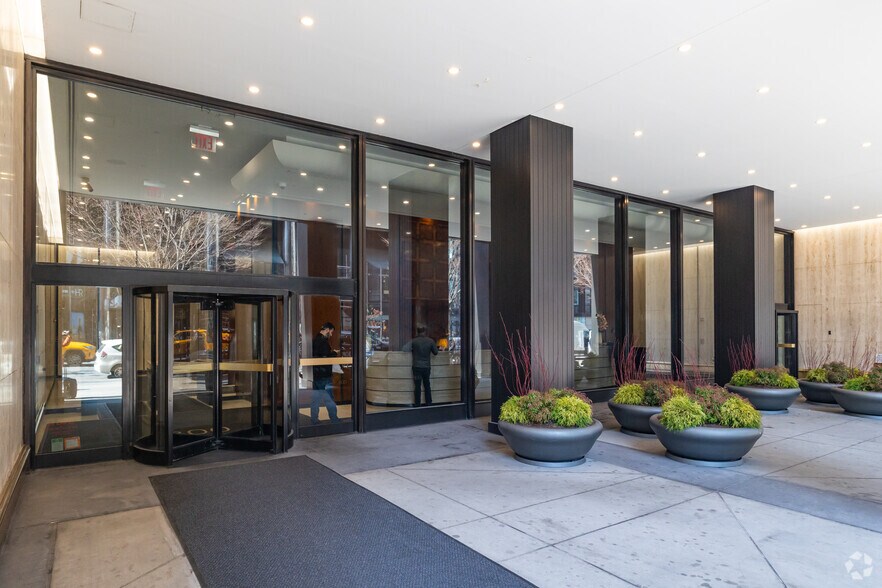 800 Third Ave, New York, NY à louer - Photo du bâtiment - Image 3 de 3