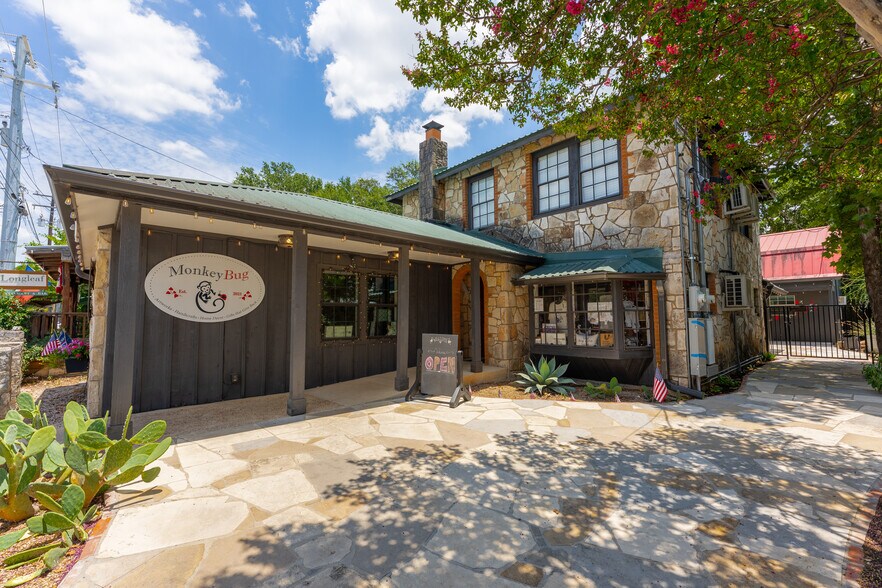 310 Wimberley Sq, Wimberley, TX à vendre - Photo du bâtiment - Image 2 de 32