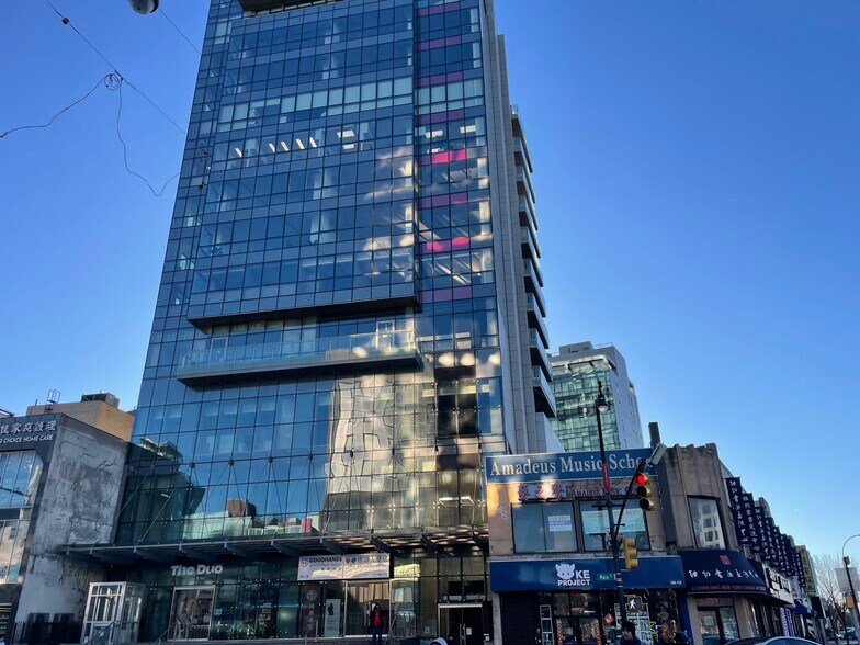 36-18 Main St, Flushing, NY à vendre - Photo du bâtiment - Image 1 de 19