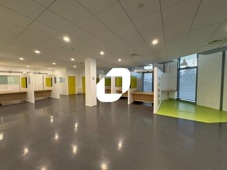 Office in Saint-Germain-en-Laye for lease - Interior Photo - Image 2 of 6
