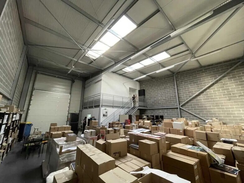 Office in Rouen for lease - Interior Photo - Image 2 of 6