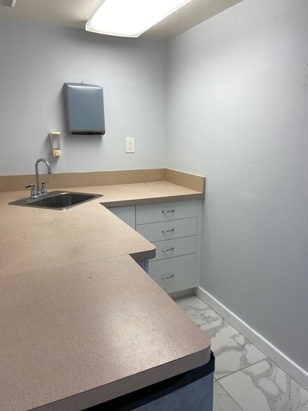 2015 S Tuttle Ave, Sarasota, FL for lease - Building Photo - Image 3 of 10