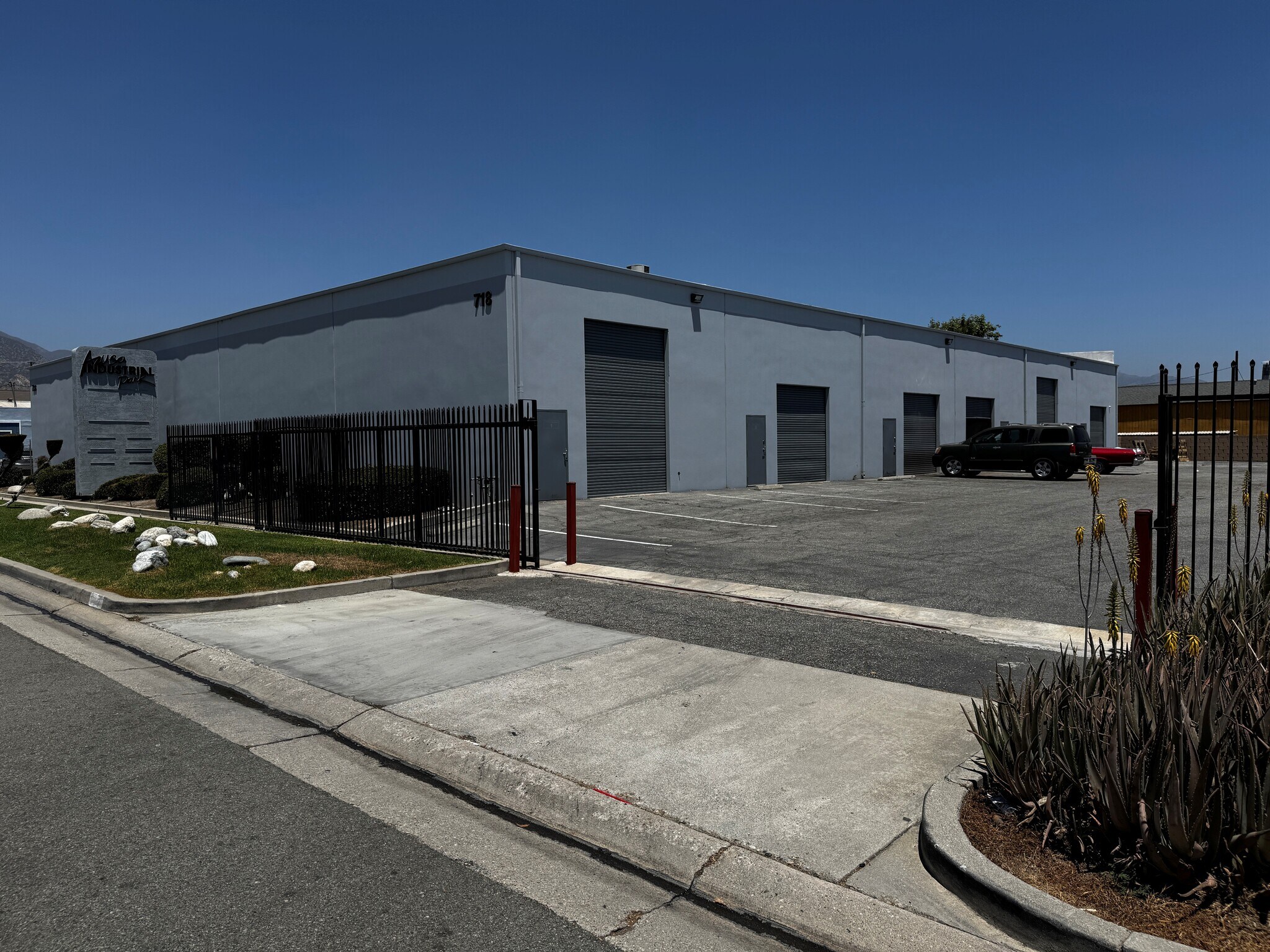 718-738 N Loren Ave, Azusa, CA à louer Photo du bâtiment- Image 1 de 2