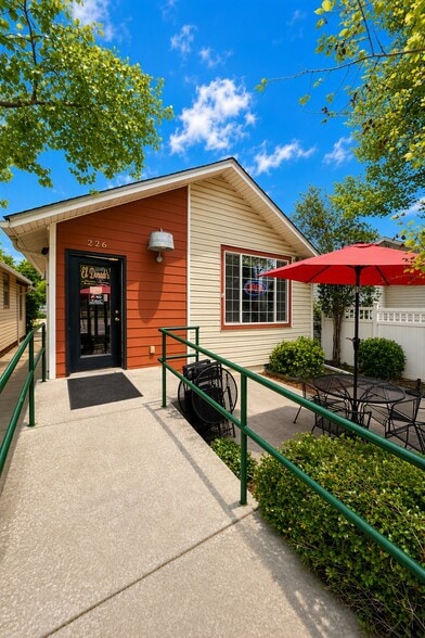 226 Oak Ave, Eaton, CO for sale - Primary Photo - Image 1 of 11