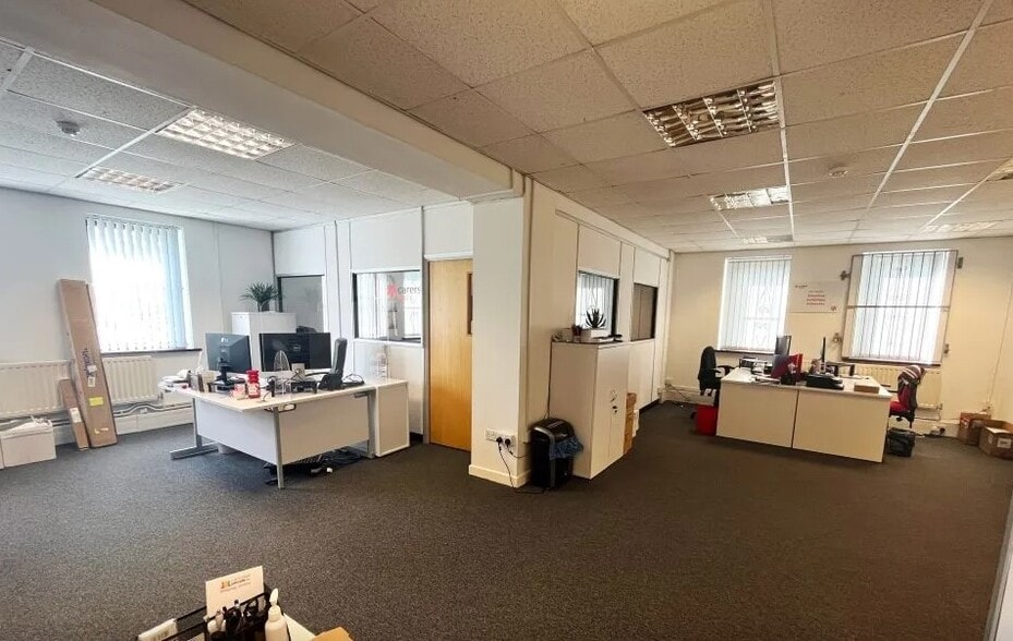 Ynys Bridge Ct, Cardiff for lease - Interior Photo - Image 3 of 4