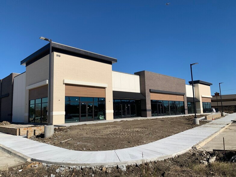 833 E NW Hwy, Grapevine, TX à louer - Photo du bâtiment - Image 2 de 6