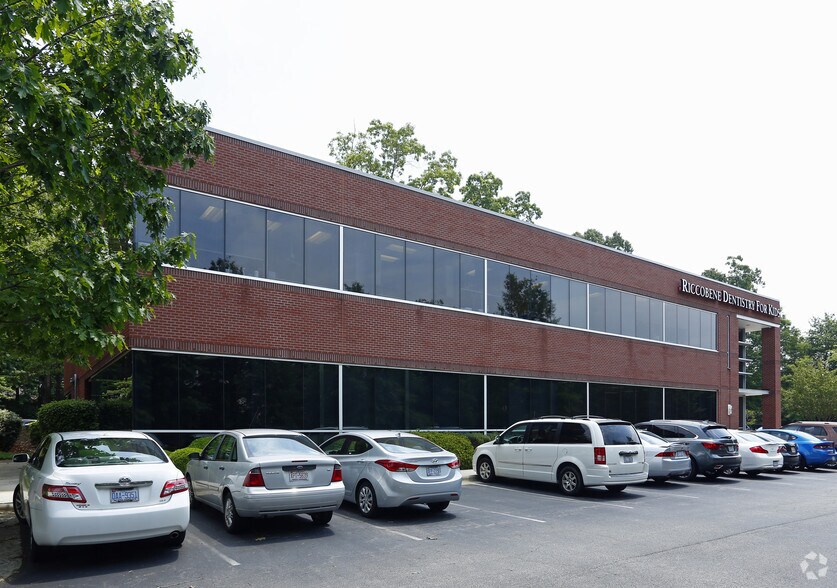 1000 Crescent Green Dr, Cary, NC à louer - Photo du bâtiment - Image 2 de 22