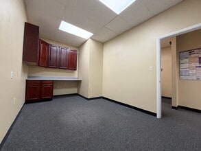 15 Catoctin Cor SE, Leesburg, VA for lease Interior Photo- Image 2 of 3