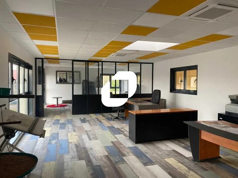 Office in Marines for lease - Interior Photo - Image 1 of 6