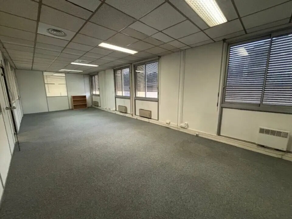 Office in Aix-en-Provence for lease Building Photo- Image 1 of 8