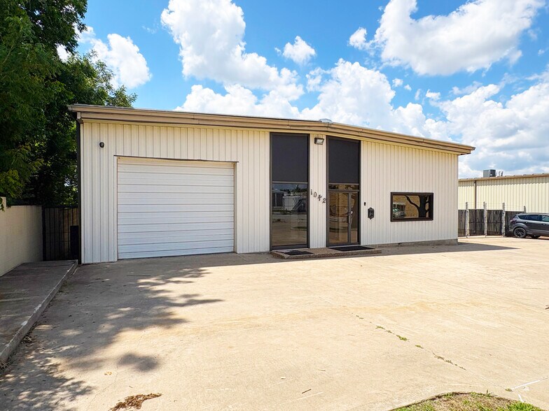 1042 NW 69th St, Oklahoma City, OK à louer - Photo du bâtiment - Image 1 de 6