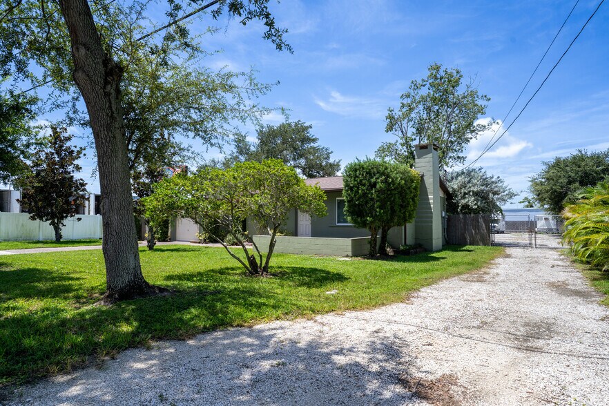 883 Southwind Ln, Largo, FL à vendre - Photo du bâtiment - Image 3 de 28