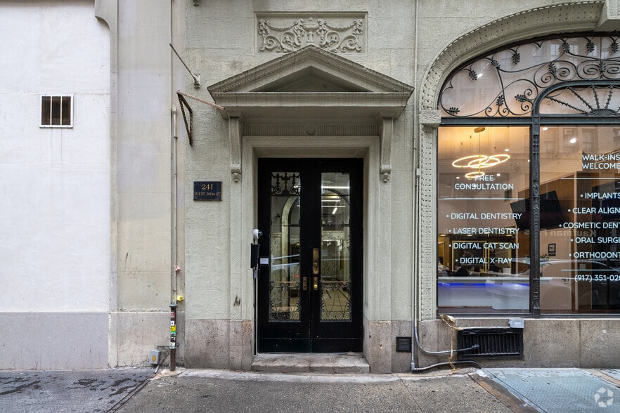 241 W 30th St, New York, NY for lease - Building Photo - Image 3 of 6