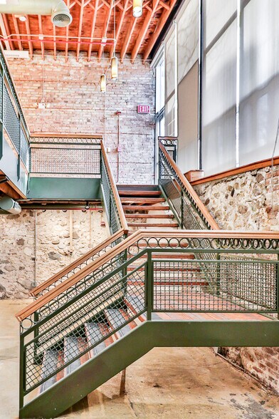 168 E Highland Ave, Elgin, IL à louer - Photo du bâtiment - Image 2 de 9