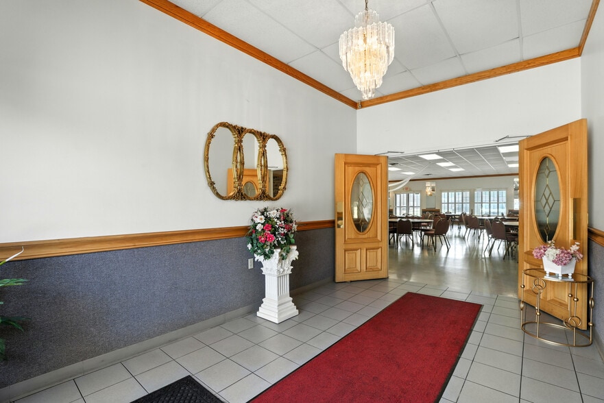 Rosewood Place, Rosebud Party Center portfolio of 3 properties for sale on LoopNet.ca - Interior Photo - Image 2 of 27