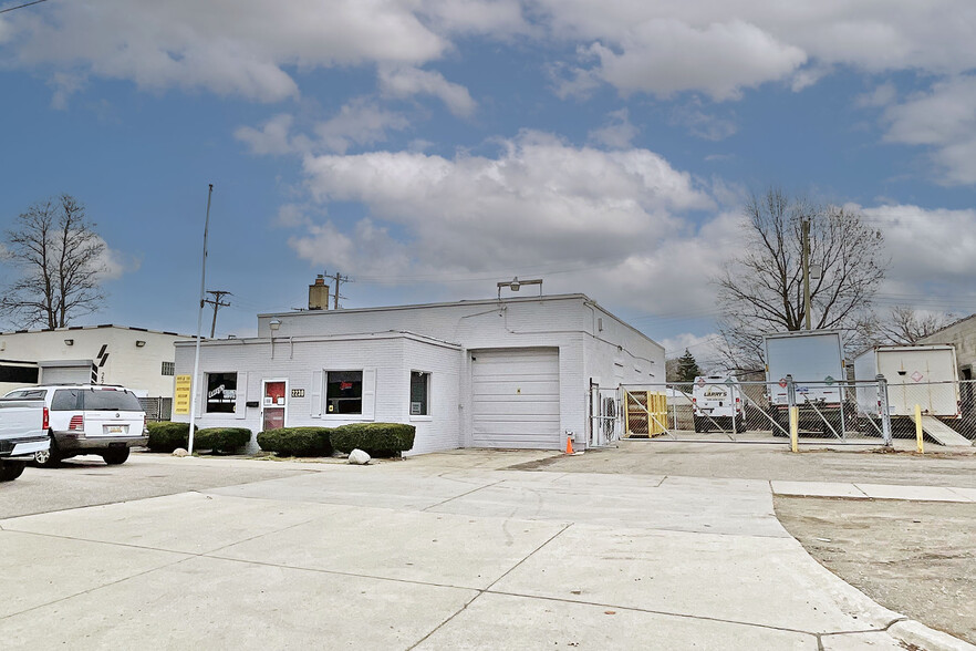 2230 Nine Mile Rd, Warren, MI for sale - Building Photo - Image 1 of 1