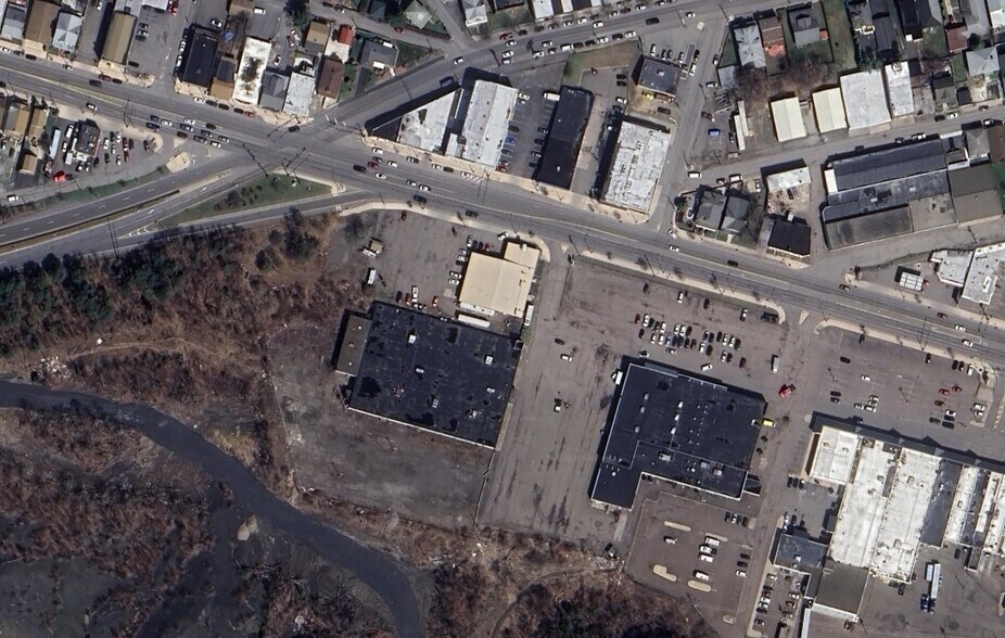 702 W Broad St, Hazleton, PA for sale - Building Photo - Image 2 of 4