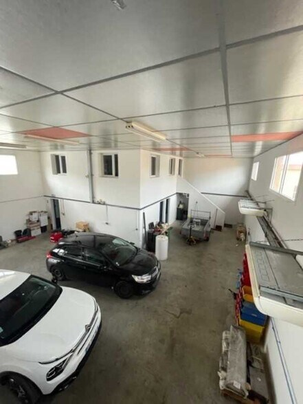 Flex in Toussieu for lease - Interior Photo - Image 2 of 12
