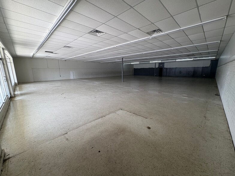 235-263 W 3rd St, Ayden, NC for lease - Building Photo - Image 3 of 6